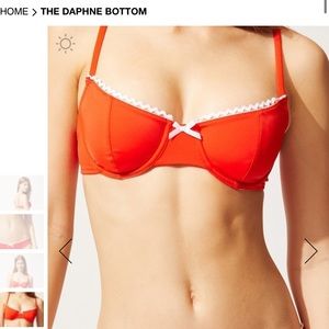 ISO DAPHNE TOP RED/NAVY!!!